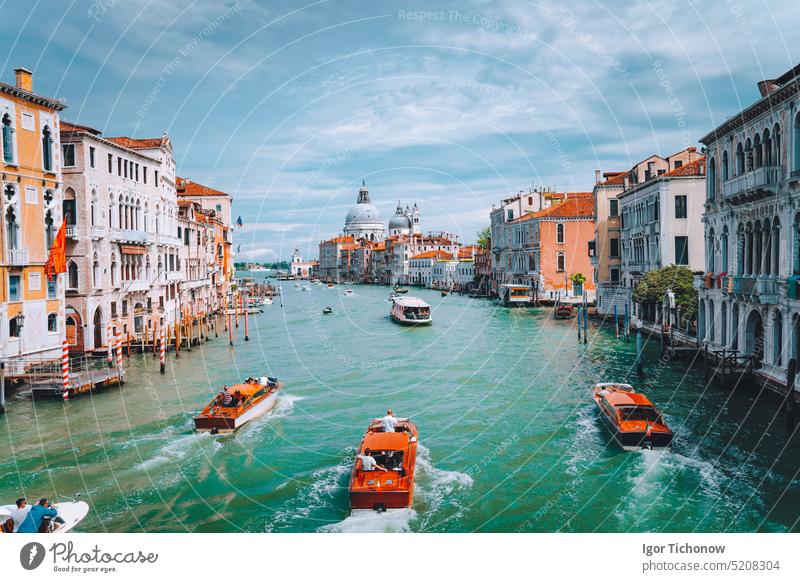 Venedig, Italien. Touristenboote im Canal Grande mit Blick auf die Basilika Santa Maria della Salute im Hintergrund Kathedrale venezia türkis Boot Sightseeing