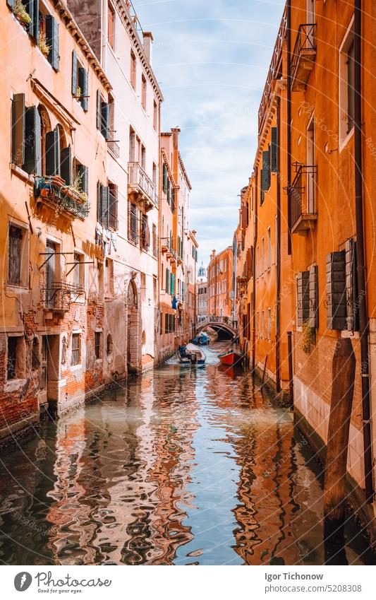 Venedig, Italien. Schöner Blick auf die typischen Kanäle in Venedig. Mit kleinem Boot und Gondeln Transport venezia schön Tourismus Europa berühmt Kanal Haus