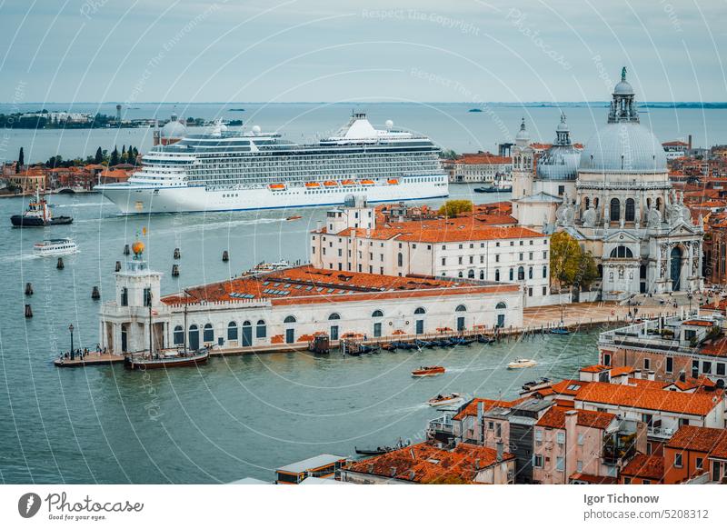 Stadtansicht von Venedig aus der Vogelperspektive von der Basilika Santa Maria della Salute vom Campanile di San Marco. Venedig, Italien. Kreuzfahrtschiff schwimmt in der Lagune