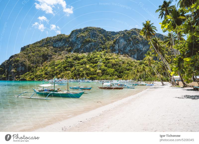 Tourismus Tagesausflug Banca Boote auf schönen Corong Corong Strand, El Nido. Palawan, Philippinen. Sommer exotischen Urlaub Konzept el nido banca palawan