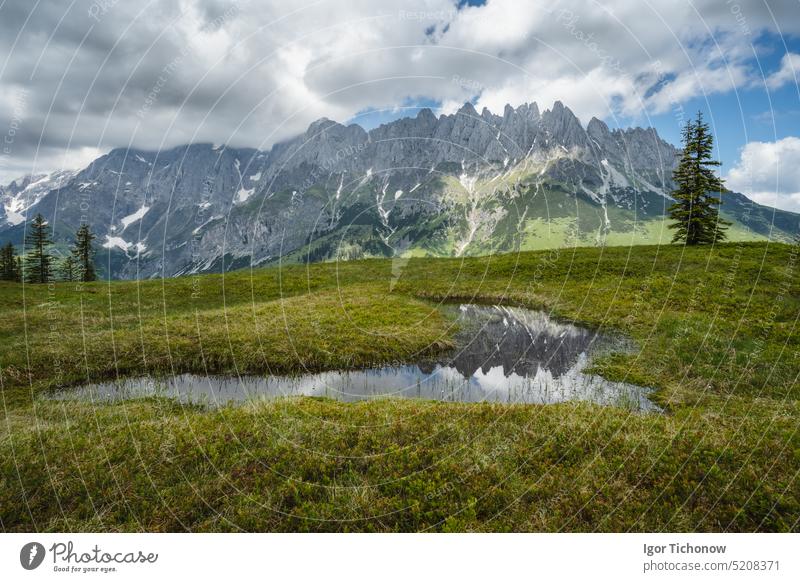 Bergteich mit Wilder-Kaiser-Gebirge, das sich im Wasser spiegelt, Tirol - Österreich kaiser Teich wilder Berge Berge u. Gebirge Nachlauf Landschaft ellmau