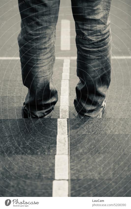 Orientierungslinie in Graustufen Treppe Beine Stufen Linie Markierung Wegweiser Trennungslinie Hose Jeans treppab folgen durch die Beine stehen gehen