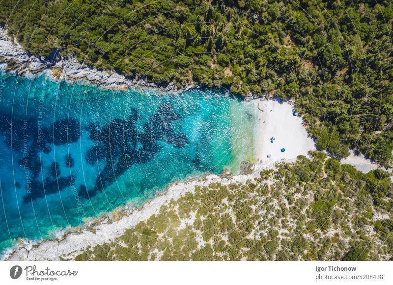 Luftaufnahme von oben auf den Strand von Dafnoudi in Kefalonia, Griechenland. Abgelegene Bucht mit reinem, kristallklarem, türkisfarbenem Meerwasser, umgeben von Zypressen