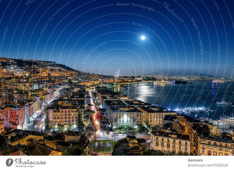 Panoramablick auf die Stadt Neapel bei Nacht, Italien Antenne berühmt mediterran Italienisch panoramisch Gebäude Europa Architektur Tourismus Bucht schön Boote