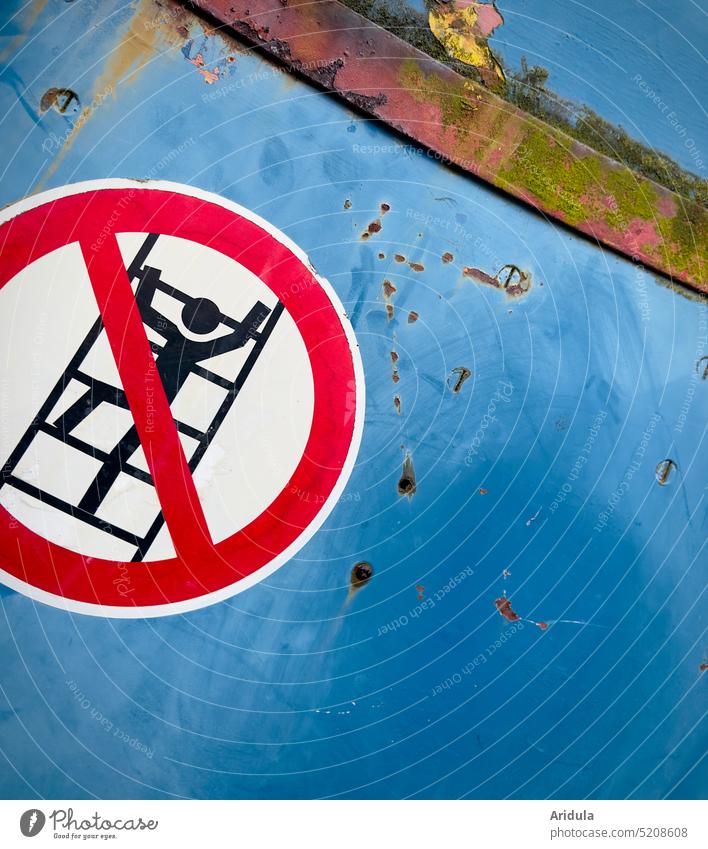 Verboten | Schild an altem Baukran Verbotsschild verboten Klettern Schilder & Markierungen Hinweisschild Warnschild Sicherheit Mensch Leiter Piktogramm Kran