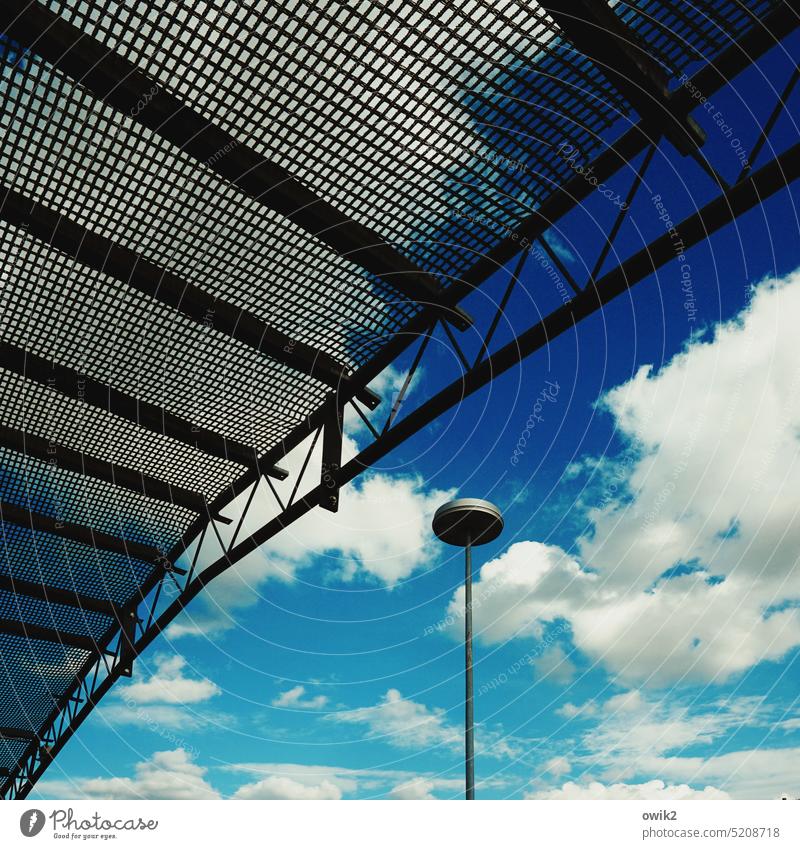 Wetterdach Dach Himmel Sonnenschutz modern Straßenbeleuchtung Lichtmast Konstruktion Wolken Menschenleer Metall Außenaufnahme blau Architektur Detailaufnahme