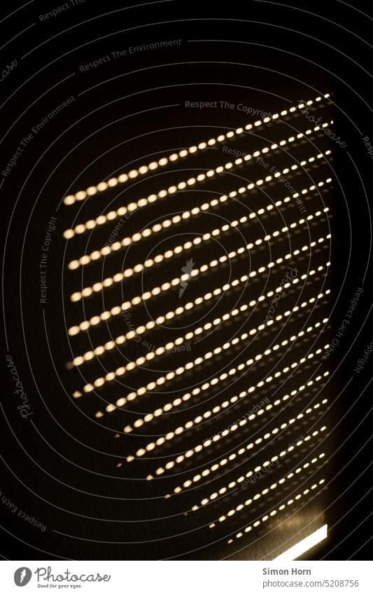 Lichteinfall durch geschlossenen Rollladen abdunkeln Rollo Jalousie Migräne Sonne Verdunklung Hitze Muster Lichtpunkte Schutz Sichtschutz Strukturen & Formen