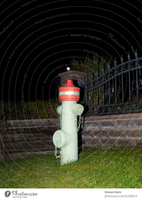 Hydrant im Mondlicht Feuerwehr Wasserversorgung Nacht Infrastruktur Sicherheit Lichtstimmung Statue Funktionalität Anschluss löschen Brandschutz Mondschein