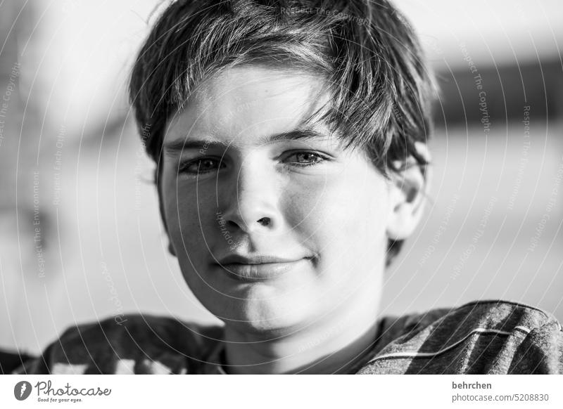 . Schwarzweißfoto Sohn intensiv Gesicht Porträt Kindheit Junge Nahaufnahme Familie & Verwandtschaft frech Coolness teenager Erwachsenwerden Lächeln freundlich