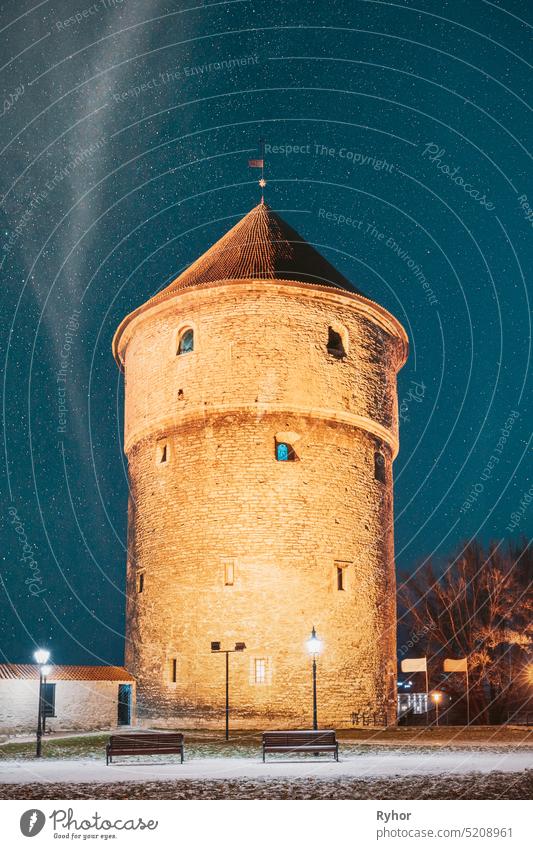 Tallinn, Estland. Night Starry Sky Above Traditional Old Architecture Skyline In Old Town. Mittelalterlicher Turm Kiek-in-de-Kok im Winterpark auf dem Hügel Toompea. Berühmtes Wahrzeichen. Geänderter Himmel mit Sternen