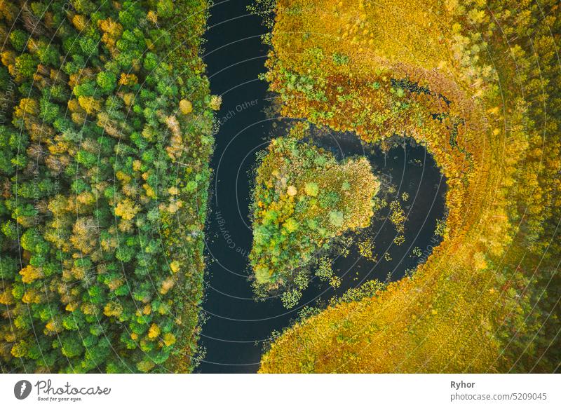 Luftaufnahme von Sommer gekrümmten Fluss und natürliche Insel in Herzform. Landschaft im Herbst Abend. Top View Of Beautiful Nature From High Attitude In Summer Season