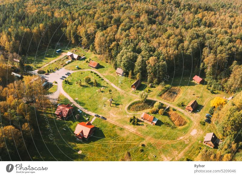 Weißrussland, Berezinsky Biosphärenreservat. Vogelperspektive des Gästehauses Nivki im Herbst an einem sonnigen Tag Europa weißrussland Tourismus reisen