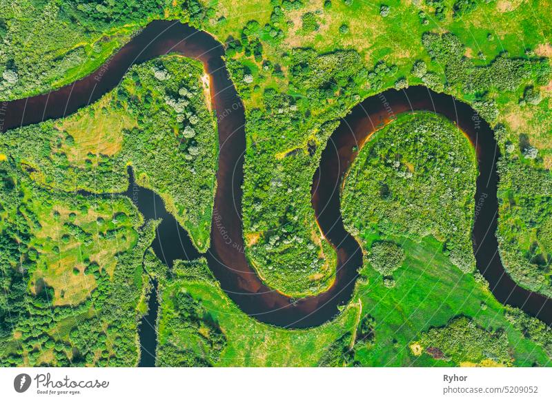Aerial View of Summer S Curved River Landscape In Sunny Summer Day. Top View of Beautiful European Nature From High Attitude In Summer Season. Drone Ansicht. Vogelperspektive Ansicht.