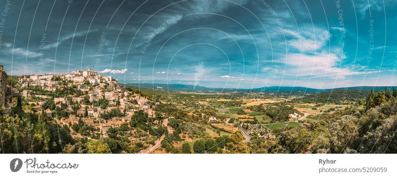 Gordes, Provence, Frankreich. Schöne Aussicht auf das mittelalterliche Bergdorf Gordes. Sonniger Sommerhimmel. Berühmte Wahrzeichen. Panorama landschaftlich schöne Aussicht