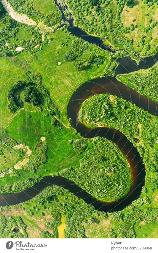 Aerial View of Summer Curved River Landschaft in sonnigen Sommertag. Top View of Beautiful European Nature From High Attitude In Summer Season. Drone Ansicht. Vogelperspektive Ansicht.