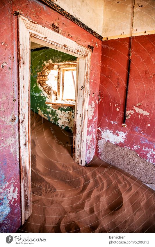 überfüllter wohnraum Türrahmen verlassen Vergänglichkeit Afrika Namibia Wüste Fernweh Farbfoto Abenteuer Ferien & Urlaub & Reisen besonders beeindruckend