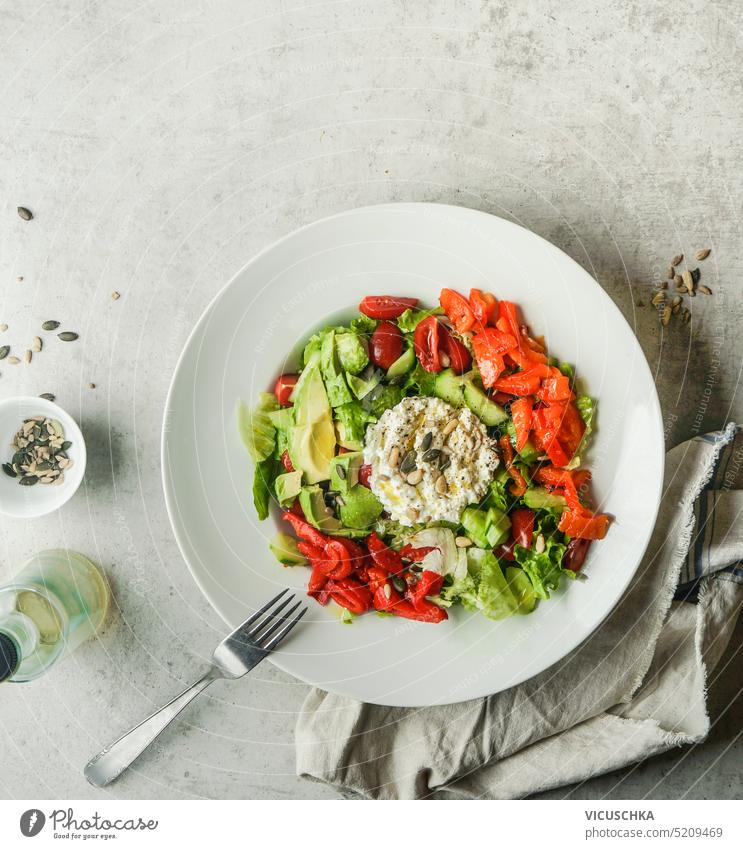 Grüne Salatschüssel mit Rohkost und Frischkäse. Gesundes Mittagessen. Diät-Konzept grün Salatbeilage Schalen & Schüsseln roh Gemüse gesundes Mittagessen