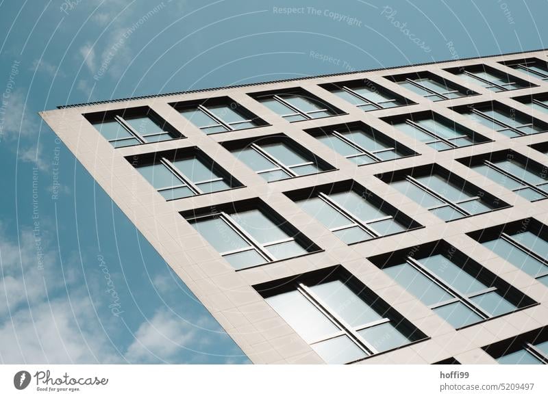 Fenster auf  verwirrend flacher diagonaler Fassade vor blauem Himmel, Moderne Architektur moderne geometrie Täuschung futuristisch flache Ansicht Form