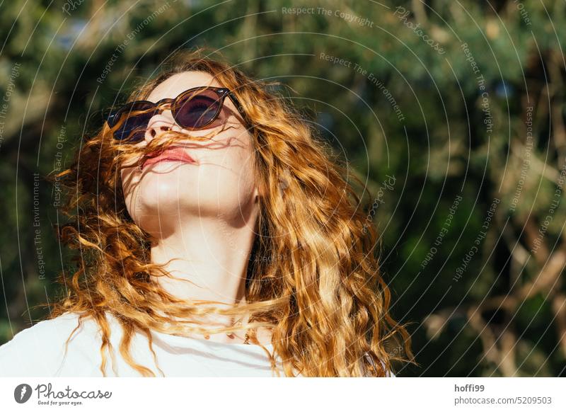 Sonne auf der Haut - Frühling Wärme Freude Locken Sonnenbrille jund Frau natürlich portrait rote Haare sand schön Gesicht Portrait feminin langhaarig