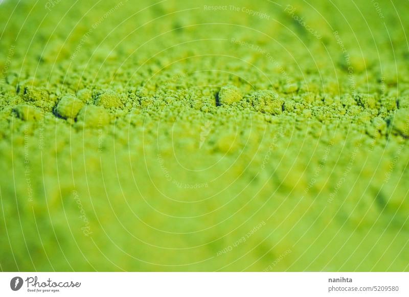 Nahaufnahme von grünem Matcha-Teepulver Pulver Hintergrund Textur Makro Staubwischen schließen abschließen texturiert Oberfläche rein Grüner Tee organisch