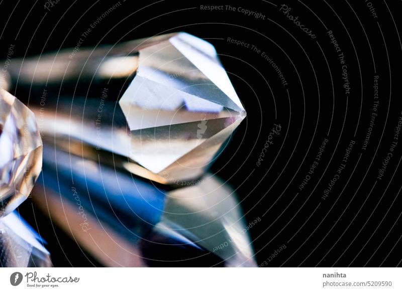 Prisma aus Kristall in elegantem Produktbild chrystal Schmuck Diamant Vermögen schließen abschließen Makro Geometrie Sauberkeit neu filigran Glanz