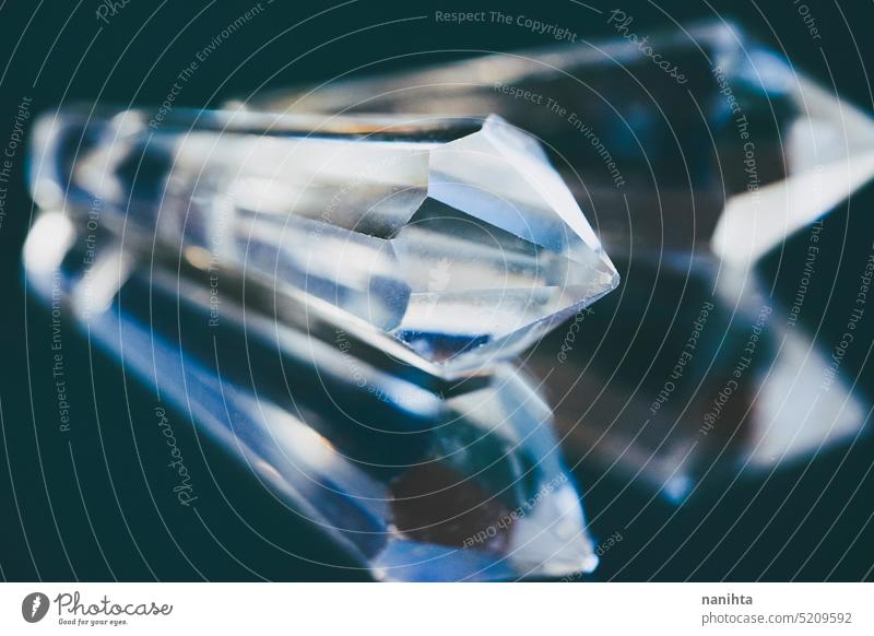 Prisma aus Kristall in elegantem Produktbild chrystal Schmuck Diamant Vermögen schließen abschließen Makro Geometrie Sauberkeit neu filigran Glanz
