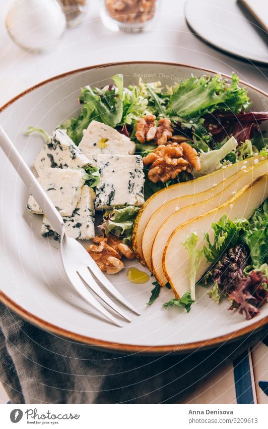 Grüner Salat mit Birnen, Blauschimmelkäse und Walnüssen Salatbeilage Gesundheit Rucola Sesamsamen selbstgemacht grün roquefort Blatt Rucolasalat Scheiben frisch