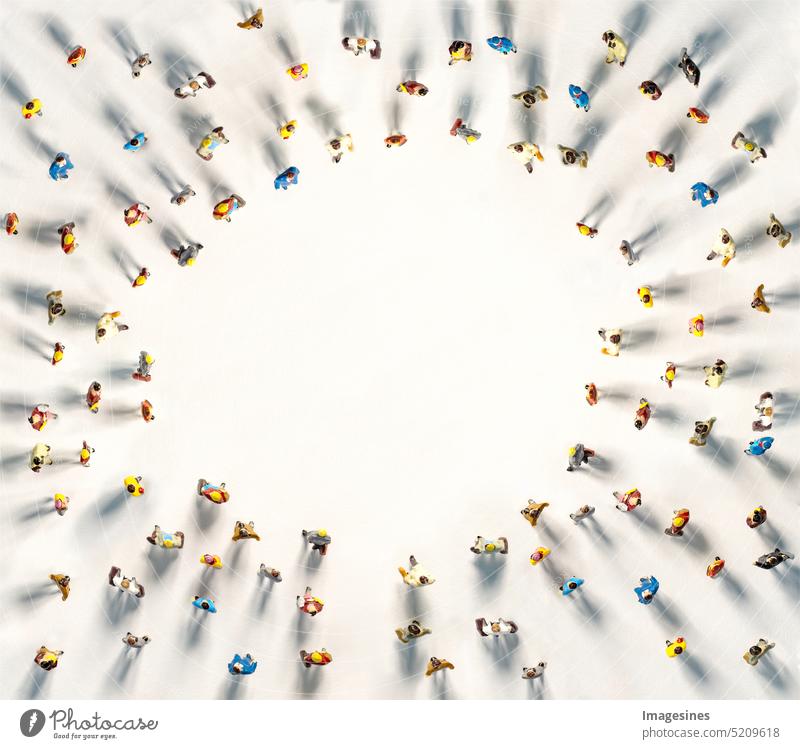 Menschenmenge, die in Form eines Kreises steht. männliche und weibliche Charaktere. Gemeinschaft zusammen. Menschen versammeln sich in Form eines leeren Kreises auf weißem Hintergrund. mit Kopierbereich