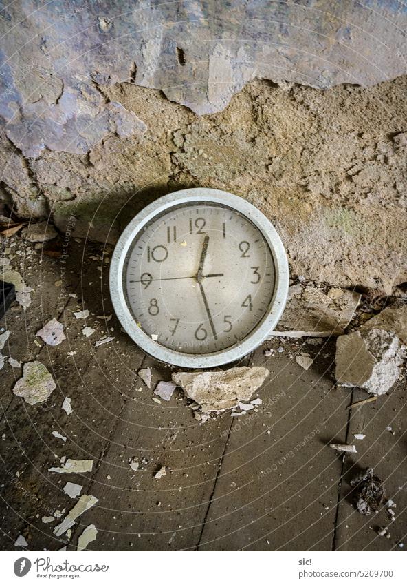 Uhr, stehengeblieben, in Ruine Uhrzeiger Zeit Ziffern Zahlen Wand Fußboden Vergangenheit alt Zifferblatt Eile Pünktlichkeit Zeitpunkt Wecker Zeitplanung Uhrzeit