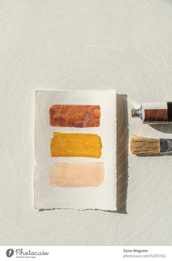 Minimalistische flache legen mit warmen erdigen Farbpalette und Malerei Werkzeuge, beige Hintergrund Kunst Flachlegung Palette Sommer Künstler neutral