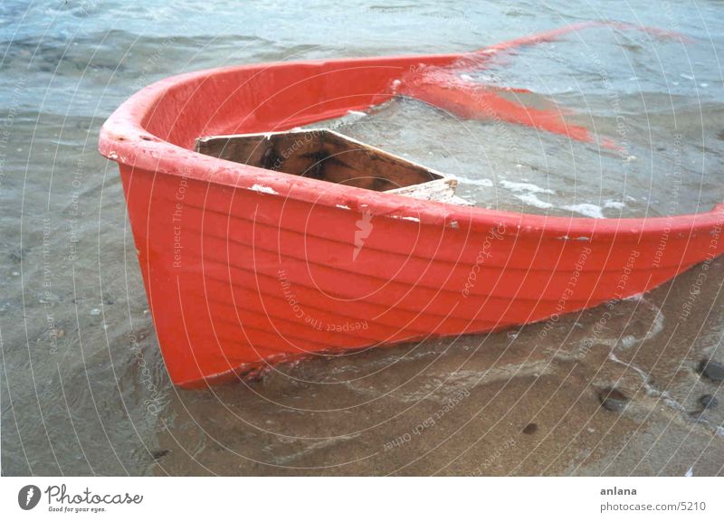 gestrandet Meer Wasserfahrzeug Fischerboot Strand rot Sand