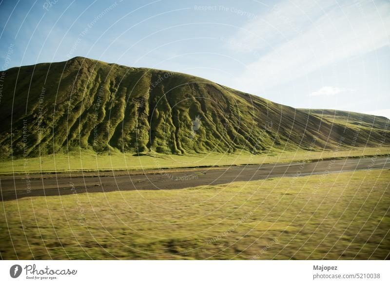 Vulkanische Landschaft mit grünem Berg. Umwelt Wiese Hintergrund Feld Abenteuer schön blau Cloud Wolken Europa Wald hoch wandern Hügel Island isländisch See
