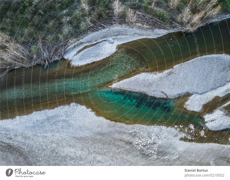 Schöner Fluss Drome aus großen Steinen in einer bergigen Region. Ein Wasserfall während des Sonnenuntergangs. Drohnenaufnahme aus der Luft Abenteuer erstaunlich