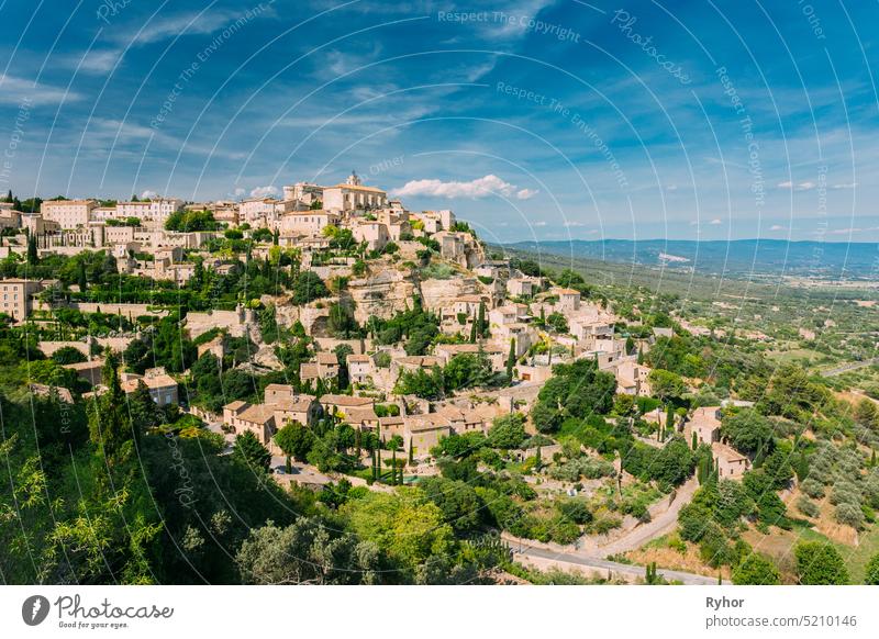 Gordes, Provence, Frankreich. Schöne Aussicht auf das mittelalterliche Bergdorf Gordes. Sonniger Sommerhimmel. Berühmtes Wahrzeichen. schön Architektur Süden