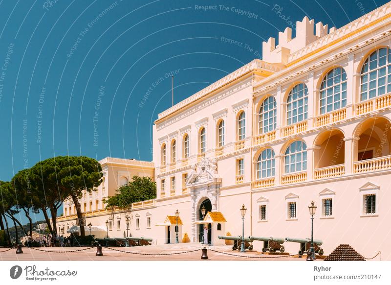 Monte-Carlo, Monaco. Königspalast, Residenz des Fürsten von Monaco Stadt Tourismus Himmel Großstadt im Freien Ehrengarde berühmt Stehen Sommer Prinz offiziell