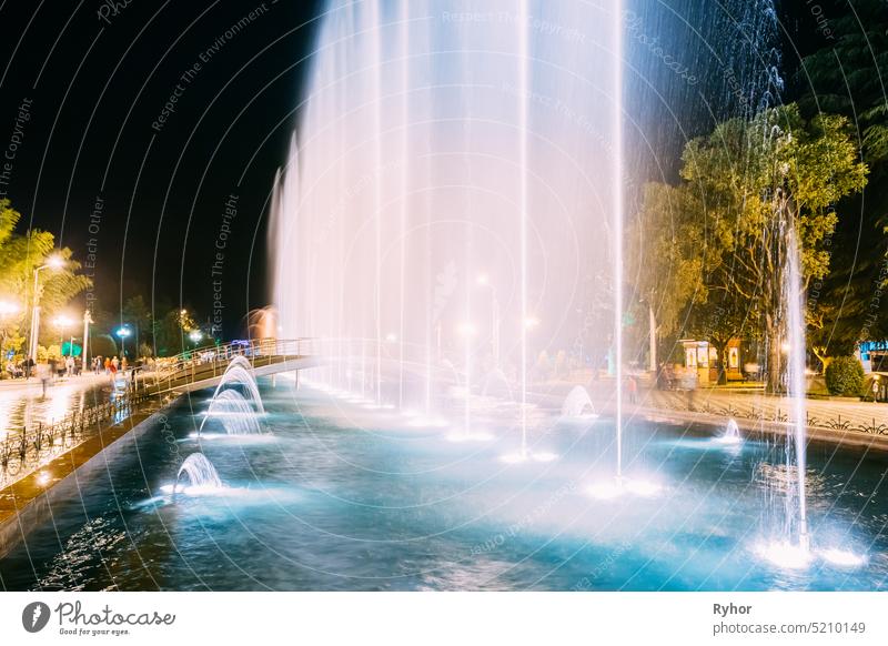 Batumi, Adscharien, Georgien. Singende und tanzende Fontänen sind das Wahrzeichen des Boulevard Fountains. Nächtliche Illuminationen Sightseeing beleuchtet
