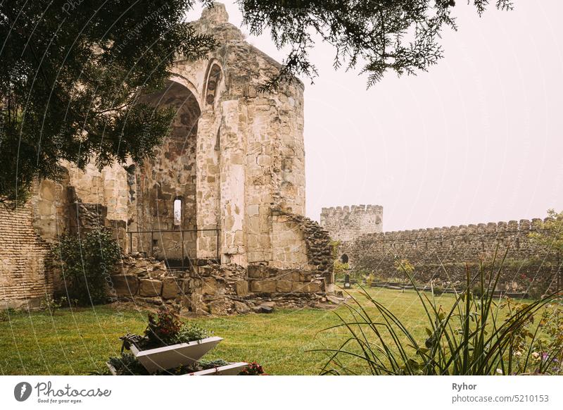 Dorf Ninotsminda, Region Kachetien, Georgien. Ruinen der alten Kirche Kloster des Heiligen Nino, Ninotsminda in der Nähe von Sagarejo. Das Kloster war eines der wichtigsten spirituellen und pädagogischen Zentren in Georgien.