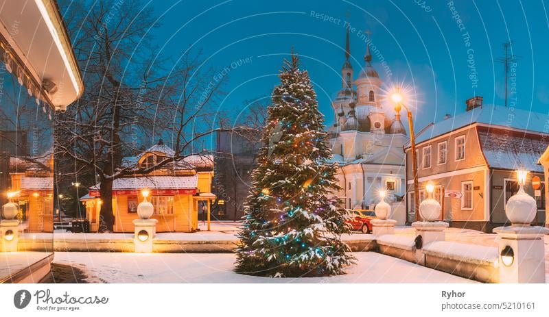 Parnu, Estland. Weihnachtsbaum in Holiday New Year Festliche Beleuchtung und St. Katherine Orthodoxe Kirche auf Hintergrund Europa reisen baltisch Wahrzeichen