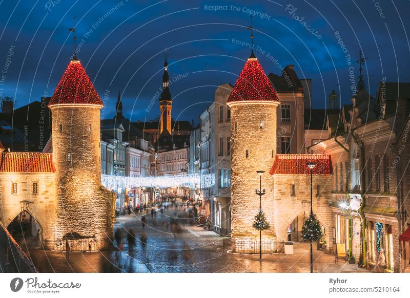 Tallinn, Estland. Berühmte Wahrzeichen Viru Tor in der Straße Beleuchtung am Abend oder in der Nacht Illumination. Türme in Weihnachtsferien Dekorationen