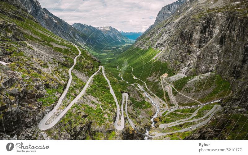 Trollstigen, Andalsnes, Norwegen. Serpentinen-Bergstraße Trollstigen. Berühmtes norwegisches Wahrzeichen und beliebtes Reiseziel. Norwegische Kreisstraße 63 an einem Sommertag