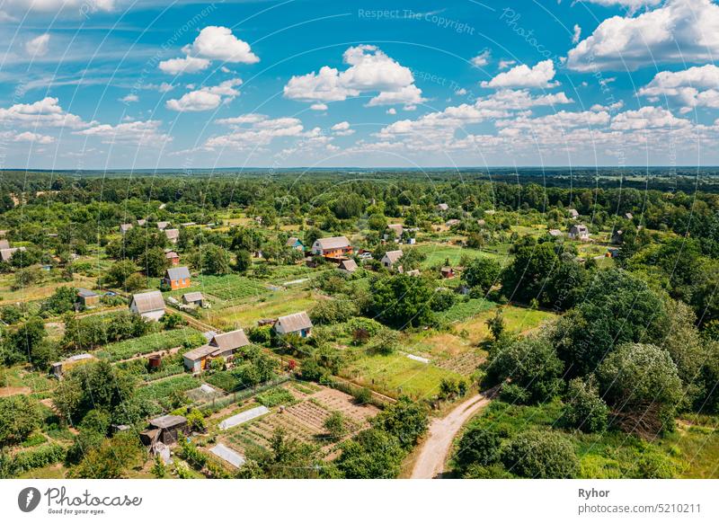 Luftaufnahme der kleinen Stadt, Dorf Stadtlandschaft Skyline im Sommer Tag. Wohnviertel, Häuser und Gemüsegarten Beete in der Vogelperspektive Landschaft hoch