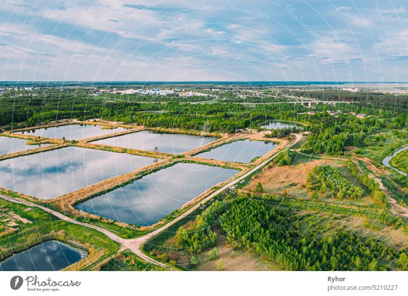 Luftaufnahme Rückhaltebecken, Wet Pond, Wet Detention Basin oder Stormwater Management Pond, ist ein künstlicher Teich mit Vegetation rund um den Perimeter, und umfasst einen permanenten Pool von Wasser in seinem Design.