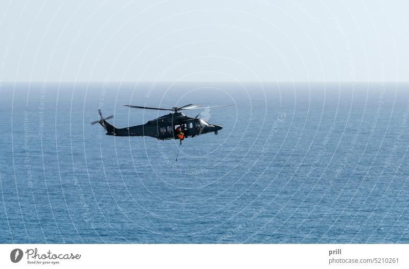 Szenerie der Hubschrauberrettung Drehflügler fliegen MEER Wasser Meer Fluggerät retten Transport Luftverkehr sonnig Horizont Italien Wasseroberfläche Abseilen