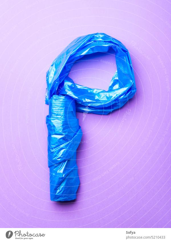 P Kunststoff Konzept auf lila rosa minimal Tasche Brief Zauber Material sehr wenige abstrakt Abfall separat Recycling Sammlung purpur blau schreiben Symbol Müll