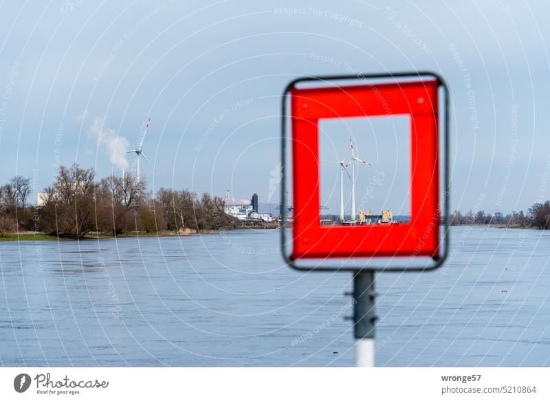 Elbe mit Binnenschifffahrtszeichen im Vordergrund und Hafen mit Windrädern in der Ferne Schifffahrtsbeschränkung Binnenhafen Windkraftanlage