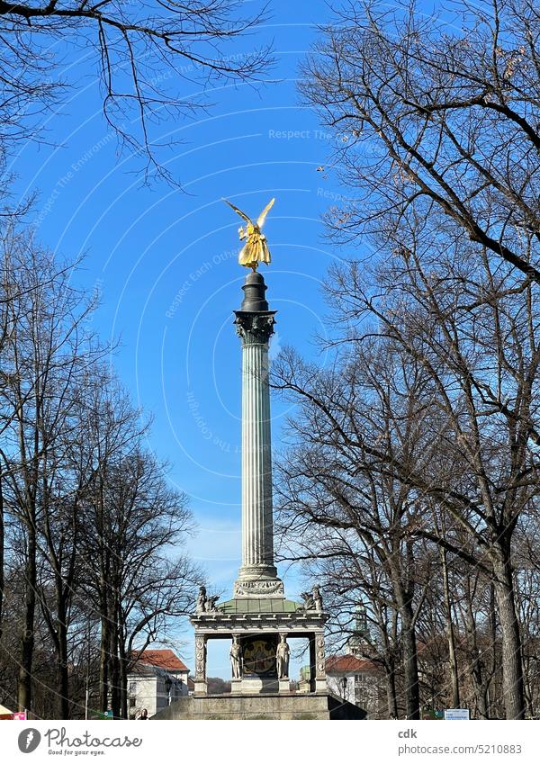 Friedenszeichen in und über der Stadt: der Friedensengel in München bei blauem Himmel. Zeichen Symbole & Metaphern Hoffnung Freiheit Politik & Staat