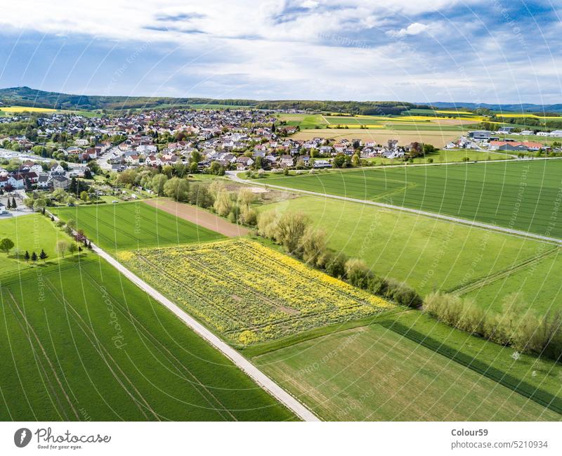 Luftaufnahme von Landscape in springime Deutsches Dorf panoramisch Haus Gebäude Wiesen Häuser Panorama Flug Wald Dach Vorstadt Drohnenansicht Frühling natürlich