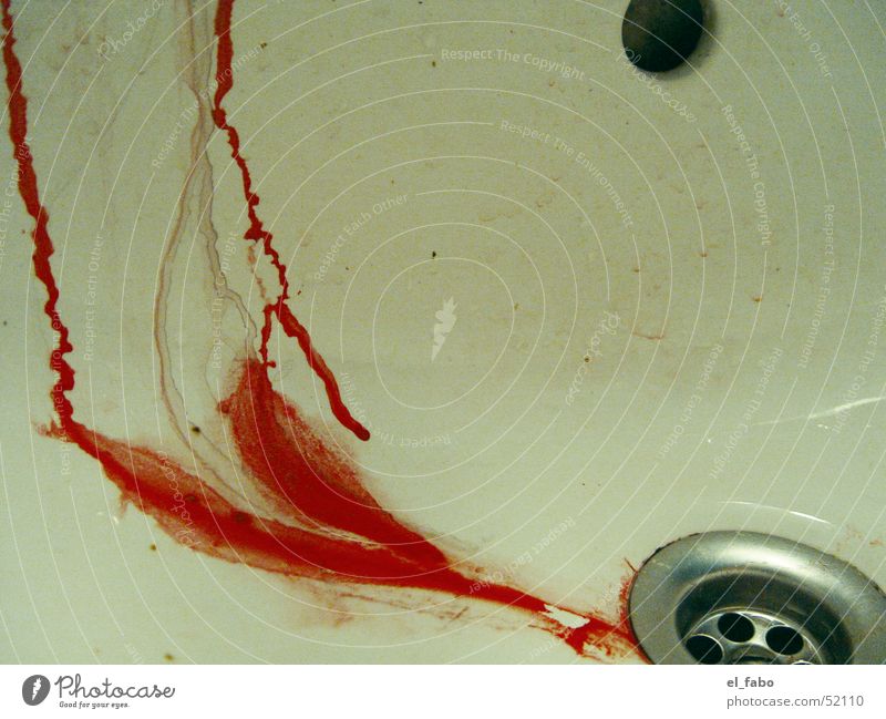 abFluss Waschbecken Abfluss rot Rinnsal Blut Farbe massaker verletzen verrinnen zerrinnen Menschenleer Detailaufnahme Nahaufnahme Reflexion & Spiegelung
