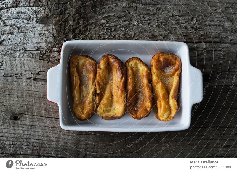 Torrijas. Typisches spanisches Essen zu Ostern. Platz zum Kopieren. Prozess Brot Holzhintergrund rustikal Textfreiraum rustikales Holz Draufsicht Lebensmittel