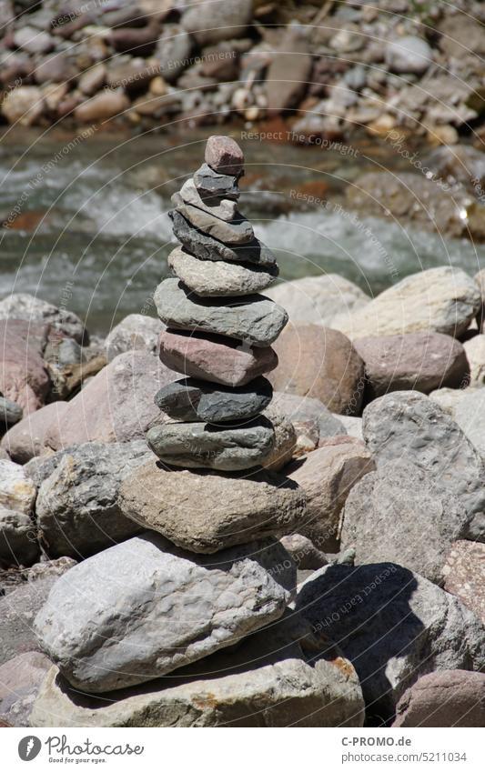 steinhaufen Steine Steinstapel Steinhaufen Balance Natur Fluss Gleichgewicht sortiert klein und groß